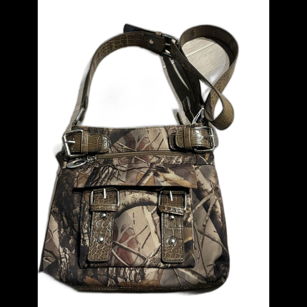 Realtree Hardwoods Camo Crossbody Bag | Like New